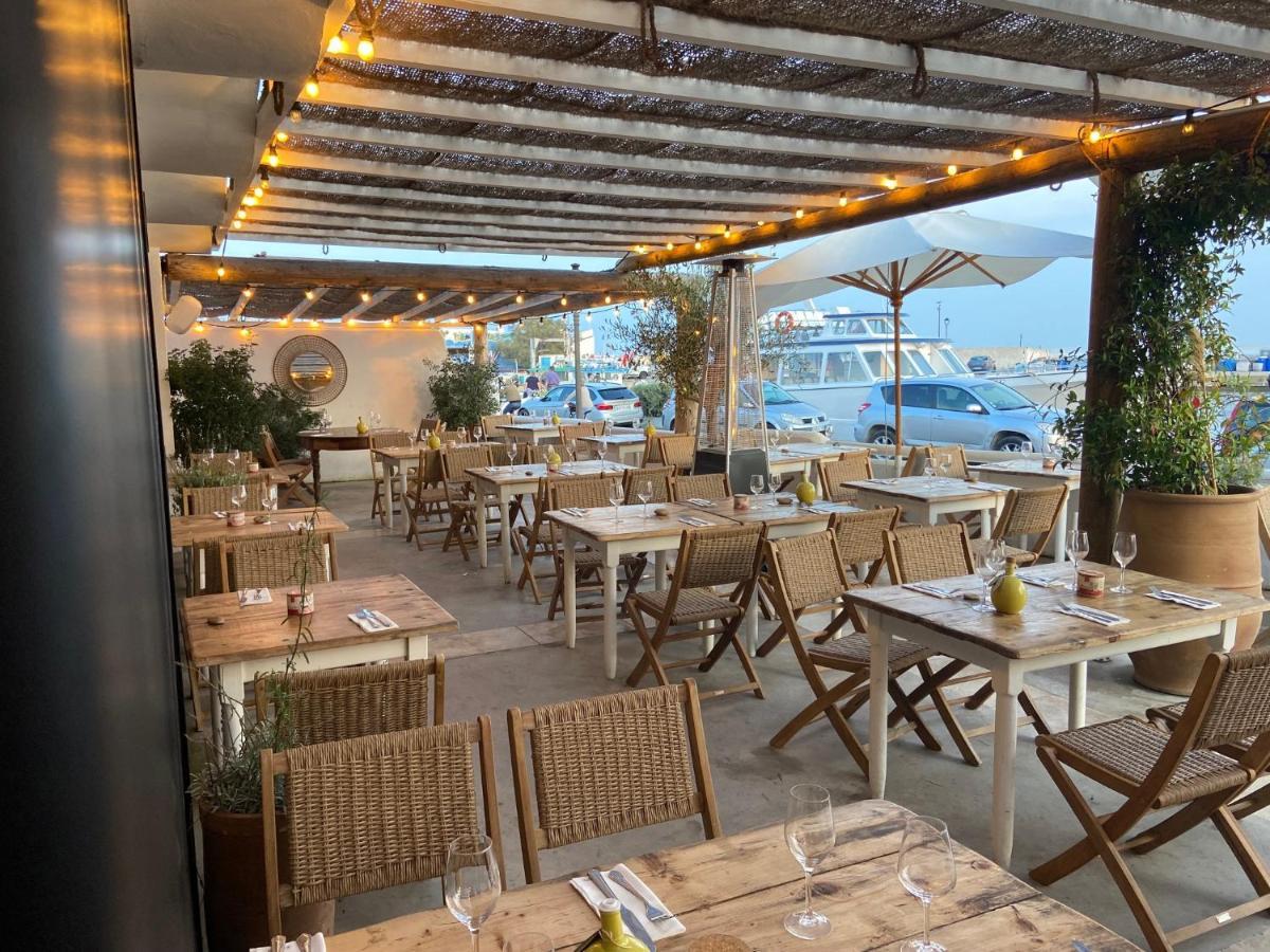 Les Vagues Hotel Сен Мари де ла Мер Екстериор снимка